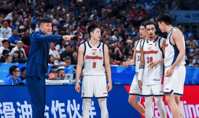 广东不敌北京连续两年无缘四强，你认为杜锋该下课吗？